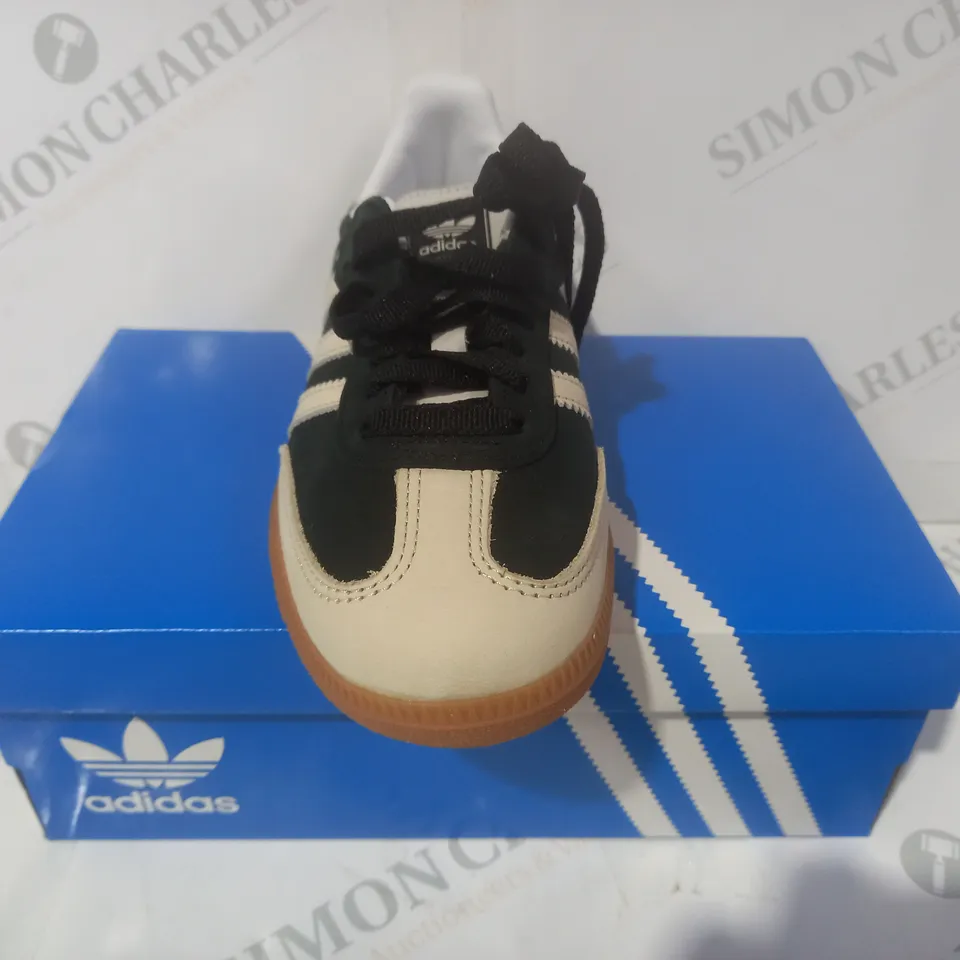 BOXED PAIR OF ADIDAS SAMBA OG SHOES IN BLACK/CREAM UK SIZE 4
