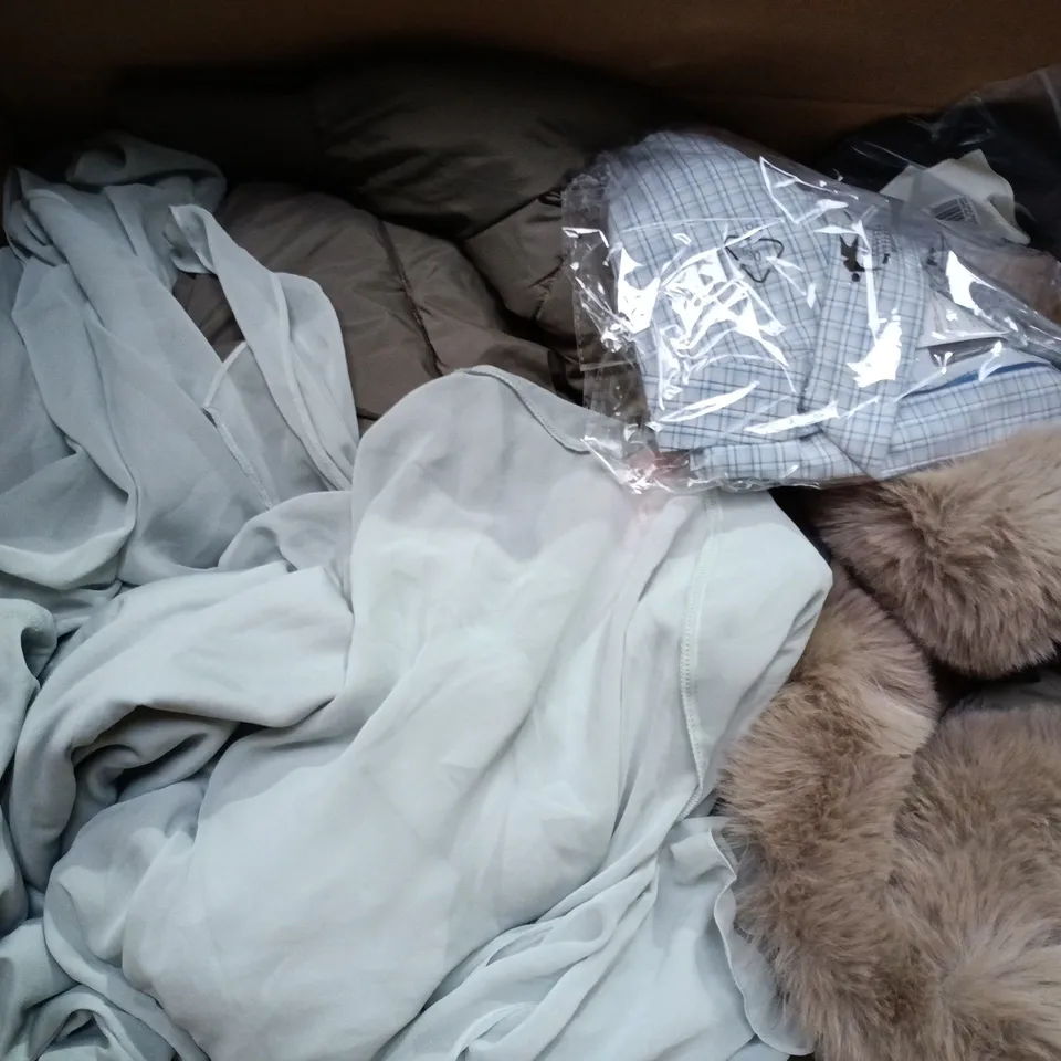 APPROXIMATELY 35 ASSORTED CLOTHING ITEMS IN VARIOUS SIZES, STYLES & COLOURS TO INCLUDE BRIEFS, TOPS, SHIRTS, ETC - COLLECTION ONLY