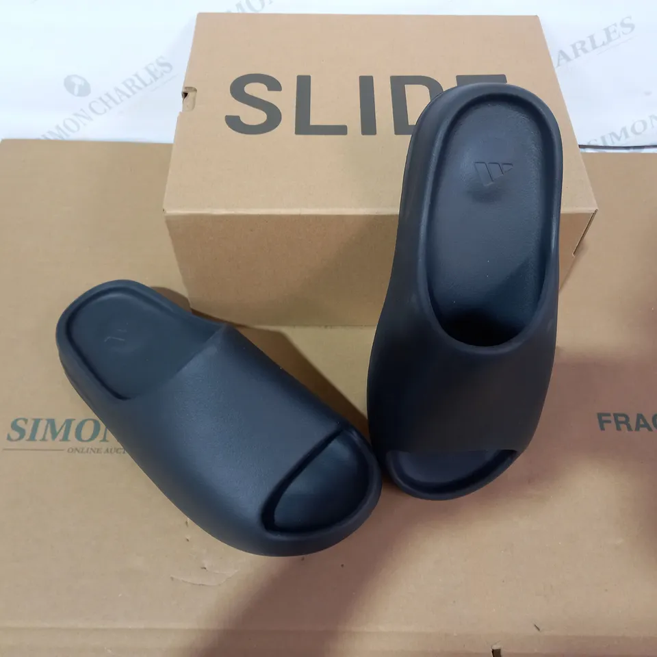 BOXED PAIR OF ADIDAS BLACK SLIDERS SIZE 10