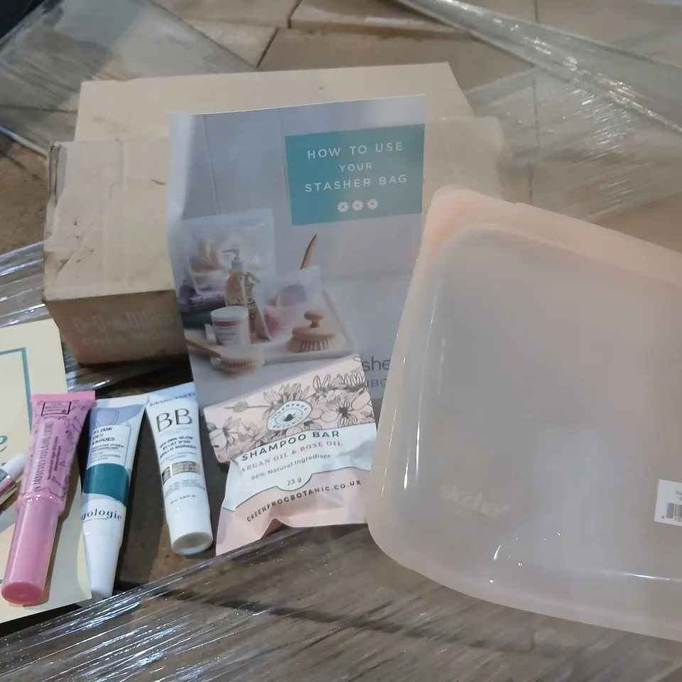 APPROXIMATELY 25 HEALTH & BEAUTY LOT: GREENFROG BOTANIC SHAMPOO BAR, HUYGEN PARIS NIGHT SERUM, THE BEAUTY CROP LASH PRODUCT, ALGOLOGIE HYDRA BOOSTER, BB CREAM (GOLDEN GLOW), STASHER SILICONE BAG