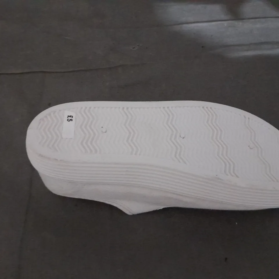 APPROXIMATELY 20 PAIRS OF KIDS PLIMSOLLS SIZE 11