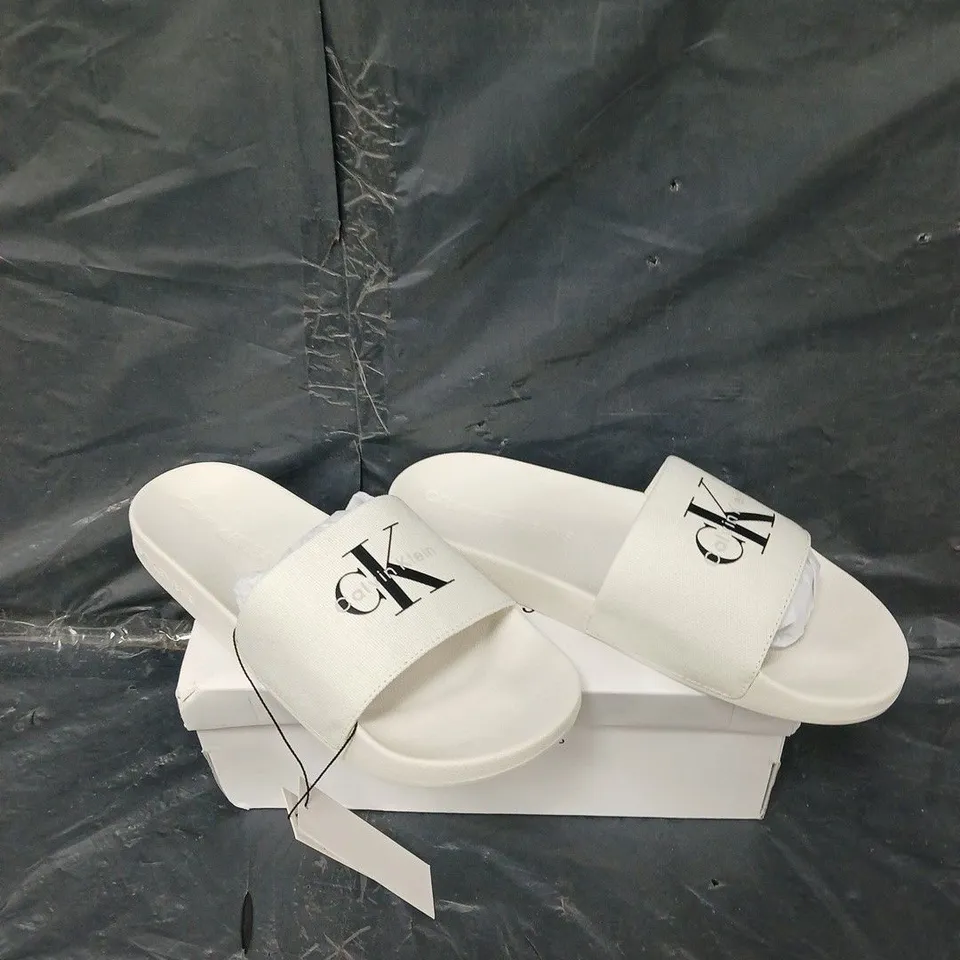 BOXED PAIR OF CALVIN KLEIN JEANS SLIDES CREAM WHITE SIZE 44