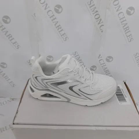 BOXED PAIR OF SKETCHERS AIR VISION TRAINER WHITE SIZE 5