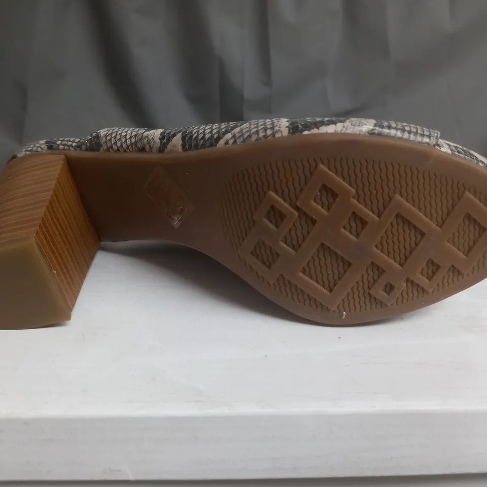 BOX OF APPROXIMATELY 15 PAIRS WHITE MOUNTAIN HELLS IN VARIOUS COLOR AND SIZES 