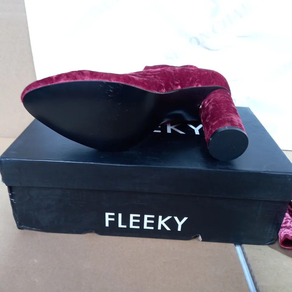 PAIR OF BOXED WOMENS KNEE HIGH SUEDE BURGUNDY HEELS SIZE 6