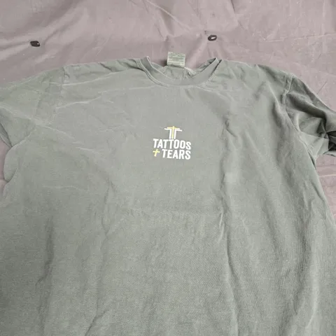 COMFORT COLORS HEAVYWEIGHT T-SHIRT – OLIVE/GREY, TATTOOS + TEARS FRONT; BACK PLANS GRAPHIC - XL