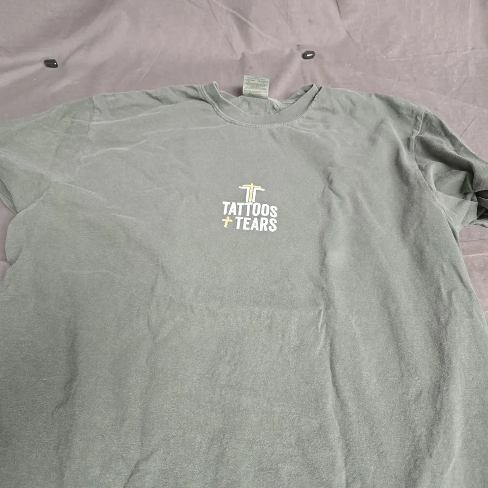 COMFORT COLORS HEAVYWEIGHT T-SHIRT – OLIVE/GREY, TATTOOS + TEARS FRONT; BACK PLANS GRAPHIC - XL