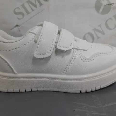 BOXED PAIR OF DESIGNER INFANT SHOES IN WHITE EU SIZE 22