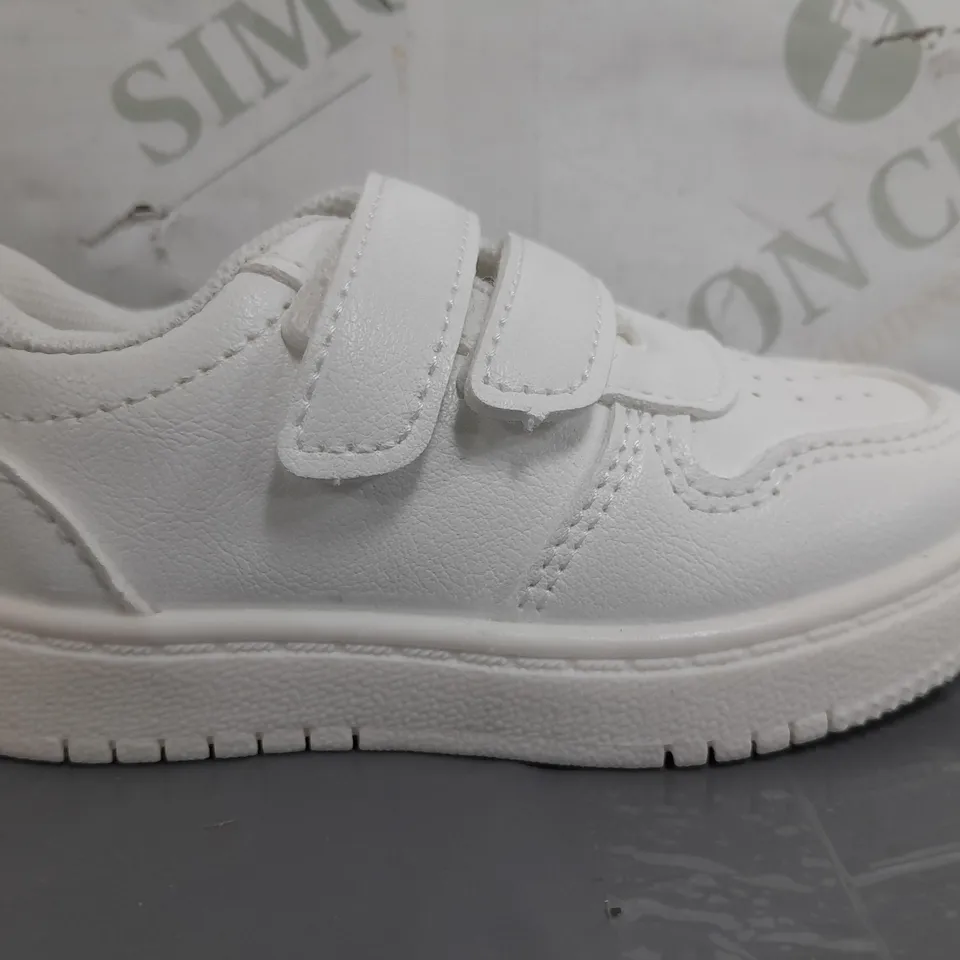 BOXED PAIR OF DESIGNER INFANT SHOES IN WHITE EU SIZE 22
