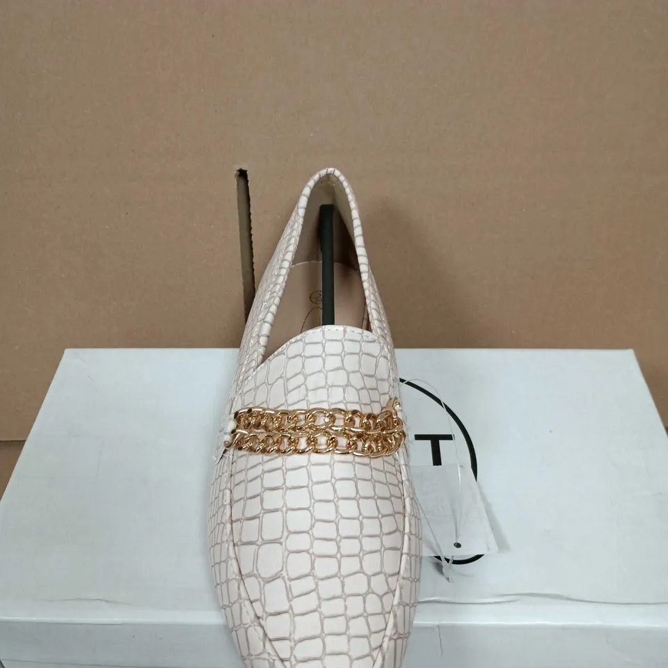 BOXED PAIR OF SPOT ON CREAM CROCODILE-EFFECT LOAFERS WITH GOLD CHAIN – WOMEN'S SHOES - UK SIZE 3