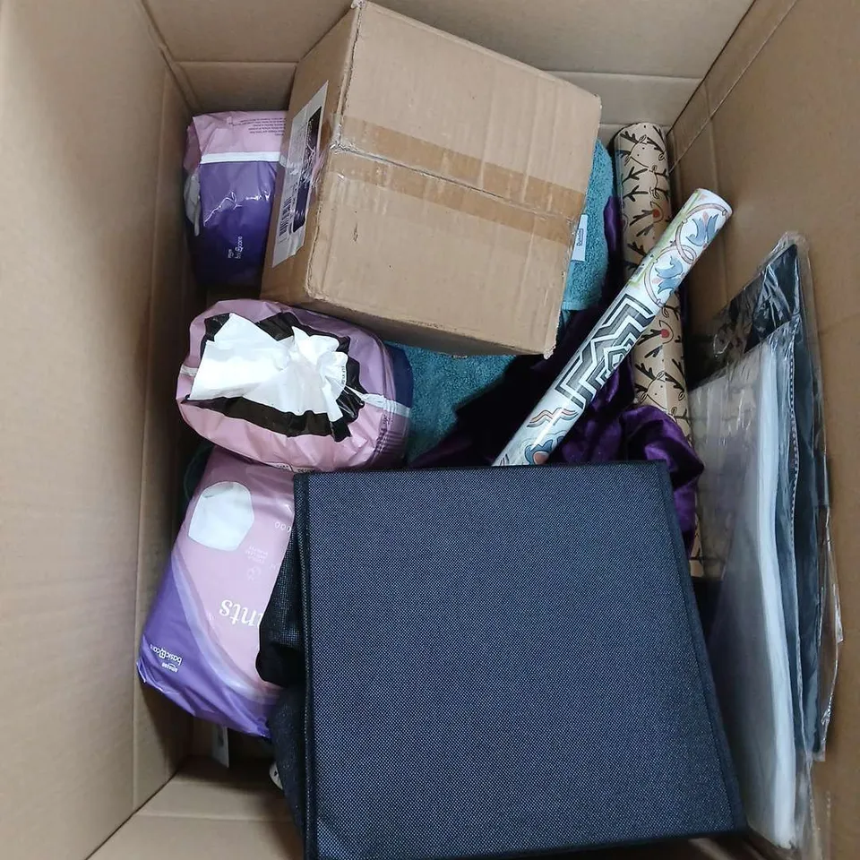 LARGE BOX OF APPROXIMATELY 12 ASSORTED ITEMS TO INCLUDE - TUMBLR - STATIONARY ASSORTMENT - CUSHION COVERS - ETC