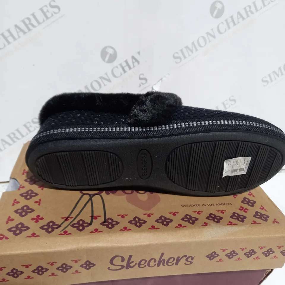 BOXED PAIR OF SKECHERS COZY SLIPPERS IN BLACK SIZE 4.5