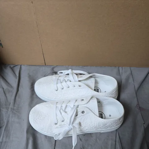 URBAN JACKS WHITE LACE-UP SNEAKERS, UK 6