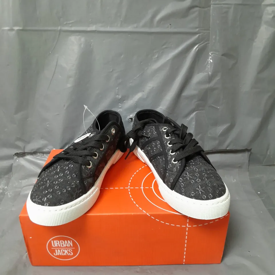 URBAN JACKS LADIES PALM SPRINGS TRAINERS BLACK SIZE 5