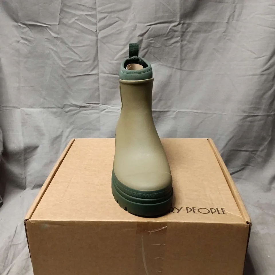 BOXED PAIR OF MERRY PEOPLE TULLY BOOT – KHAKI, UK 9 (EU 42)