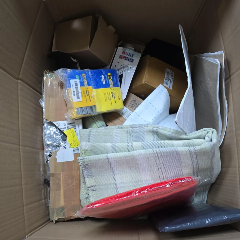 BOX OF APPROXIMATELY 20 ASSORTED HOUSEHOLD ITEMS INCLUDING FAN FLY REPELLER , TACWAISE STAPLES AND WOVEN SHOPPING BAG 