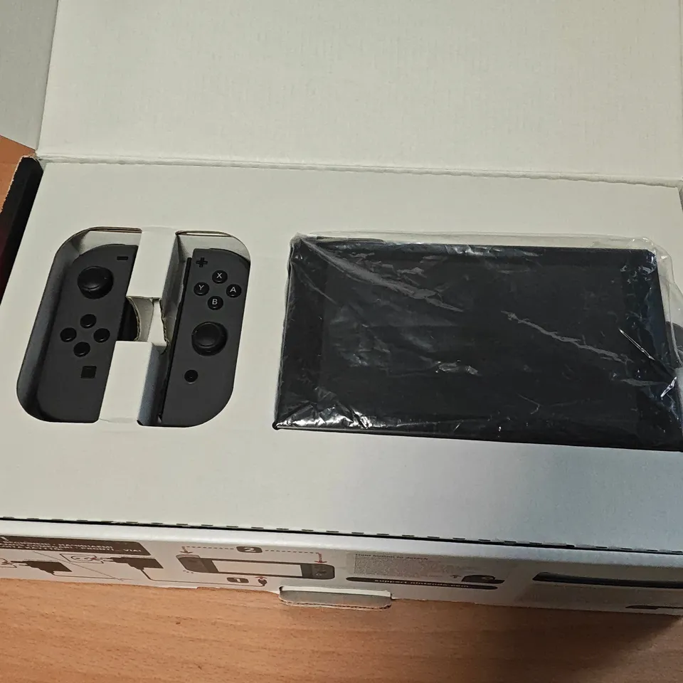 BOXED NINTENDO SWITCH HANDHELD GAMING CONSOLE WITH GREY JOY-CONS