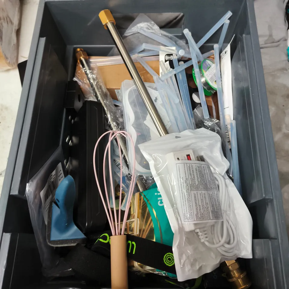 APPROXIMATELY 20 ASSORTED HOUSEHOLD ITEMS TO INCLUDE CHRISTMAS LUGGAGE TAGS, STANLEY TAPE MESSURE AND METALLIC ACRYLIC PAINT TUBE