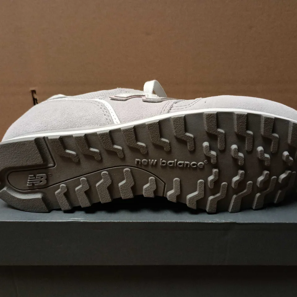 BOXED PAIR OF NEW BALANCE 373 TRAINERS IN PEARL GREY - SIZE 5
