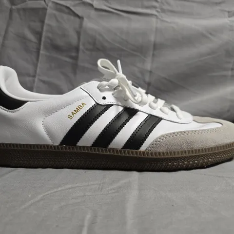 PAIR OF ADIDAS SAMBA SHOES IN WHITE/BLACK SIZE 9.5