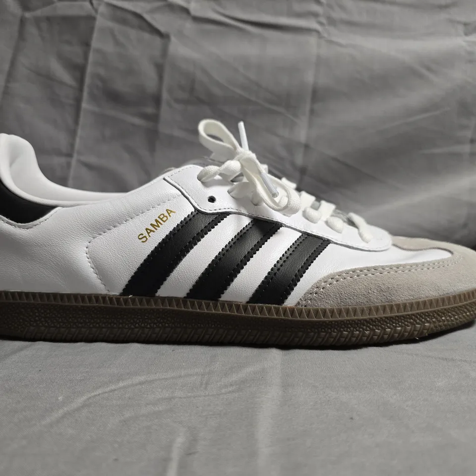 PAIR OF ADIDAS SAMBA SHOES IN WHITE/BLACK SIZE 9.5