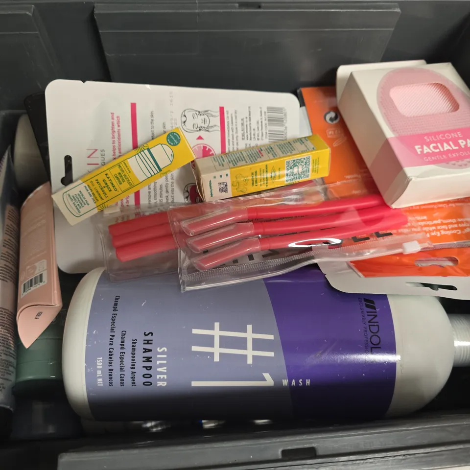APPROXIMATELY 15 ASSORTED HEALTH & BEAUTY PRODUCTS TO INCLUDE INDOLA SILVER SHAMPOO, MANCAVE SHOWER GEL, COOLING EYE PADS, ETC - COLLECTION ONLY