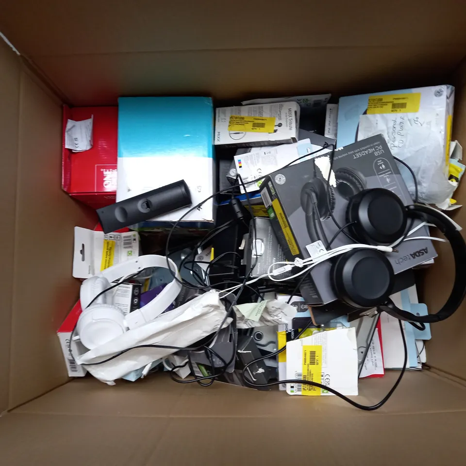 BOX OF APPROX 30 ASSORTED ELECTRICAL ITEMS TOO INCLUDE EARPHONES, RADIO AND WIFI CAMERA
