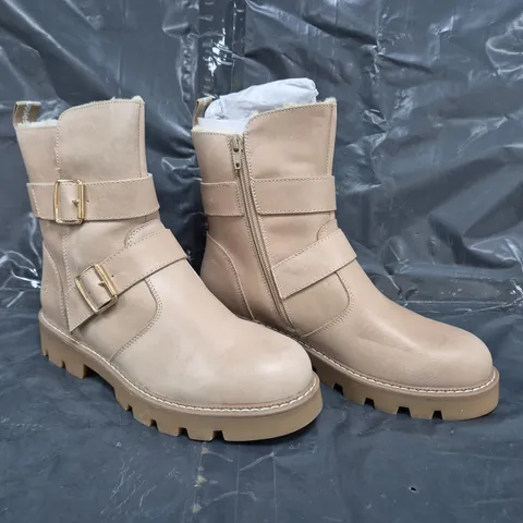 HUSH PUPPIES ANNETTE BIKER BOOT IN SAND SIZE 7
