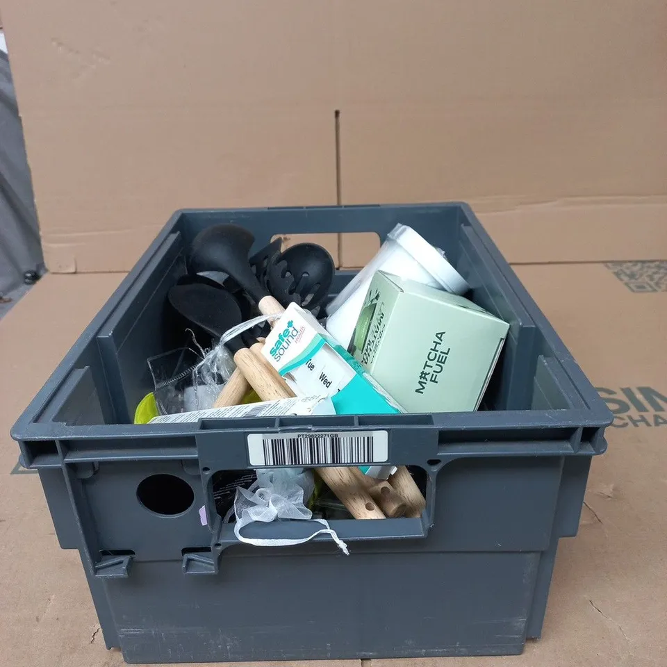 TOTE OF APPROXIMATELY 15 ASSORTED ITEMS TO INCLUDE KITCHEN AIDS, MATCHA LATTE MUG, 7 DAY PILL BOX, CARBON BLOCK FILTER ETC