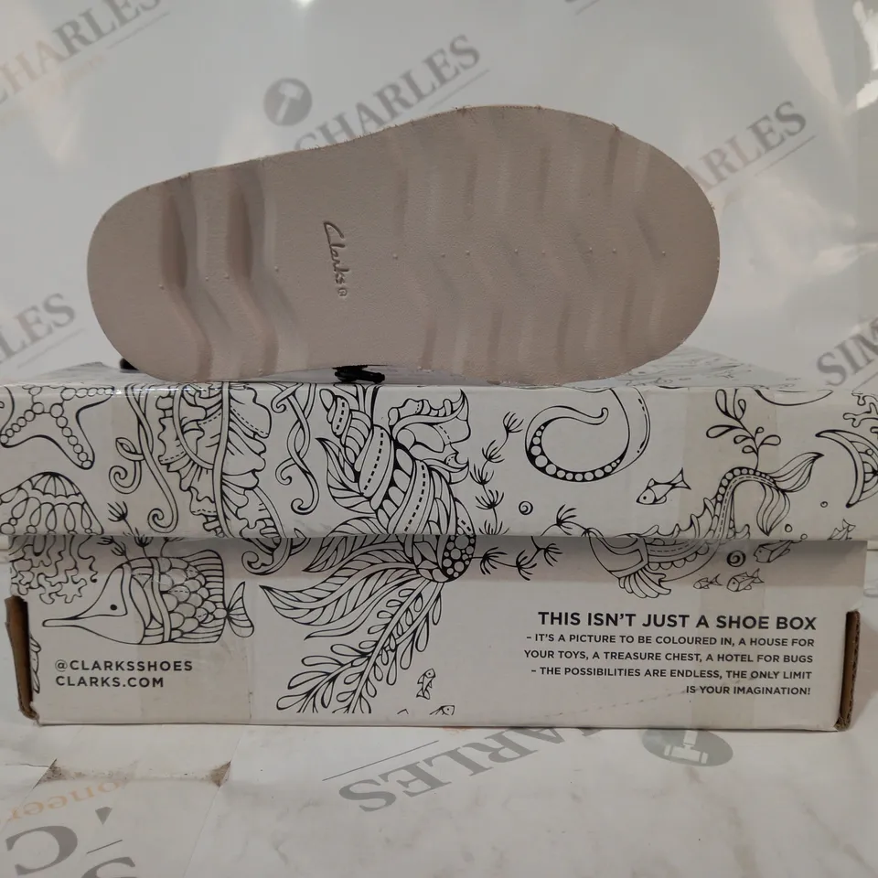 BOXED PAIR OF CLARKS CROWN HALO KIDS SHOES IN TAN UK SIZE 7.5