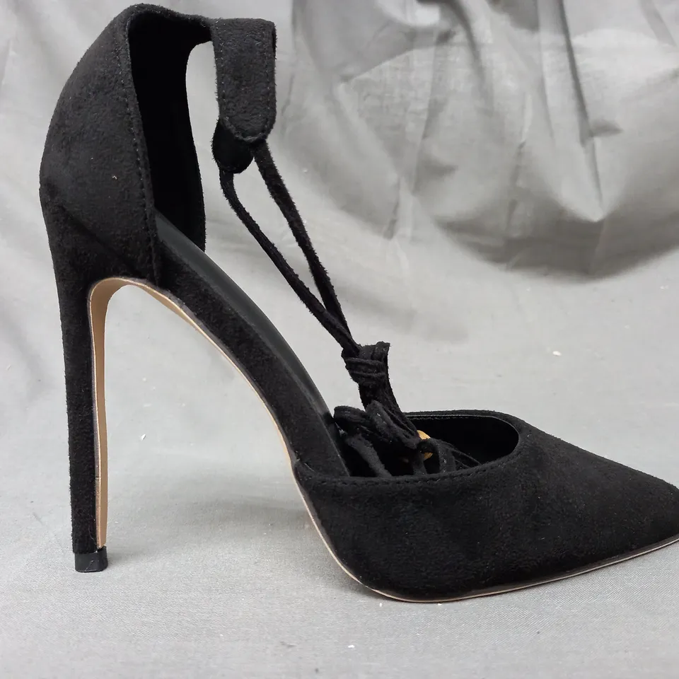 BOXED PAIR OF DESIGNER POINTED TOE HEELS IN BLACK EU SIZE 37