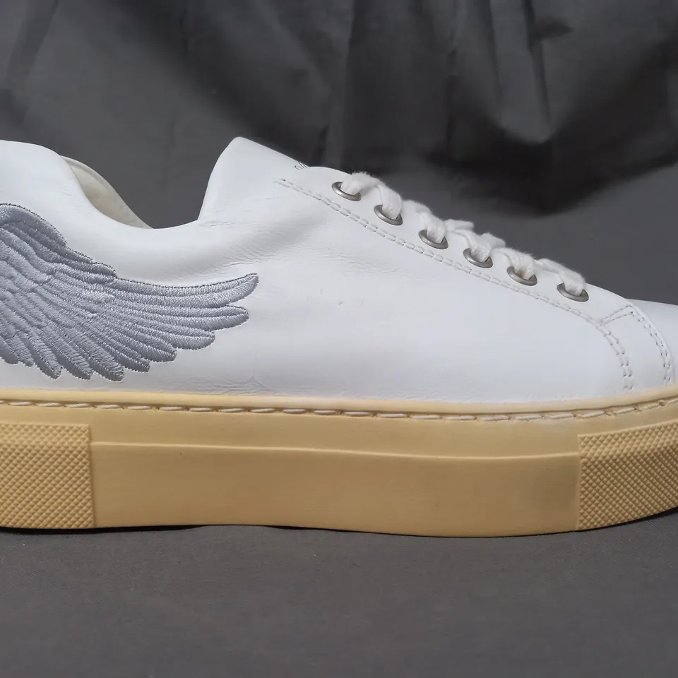 PAIR OF MARTE SHOES IN WHITE W. SILVER WING DETAIL EU SIZE 36