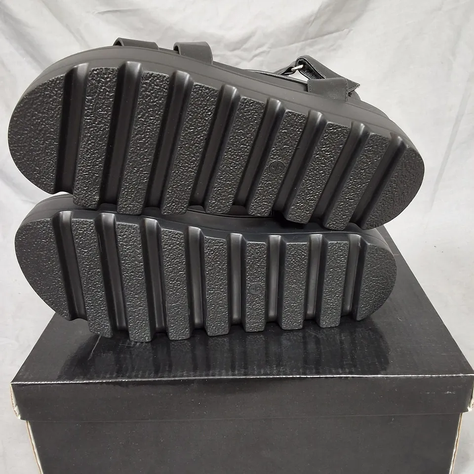 PAIR OF CHUNKY BLACK STRAPPING SANDALS IN BLACK - 6/39