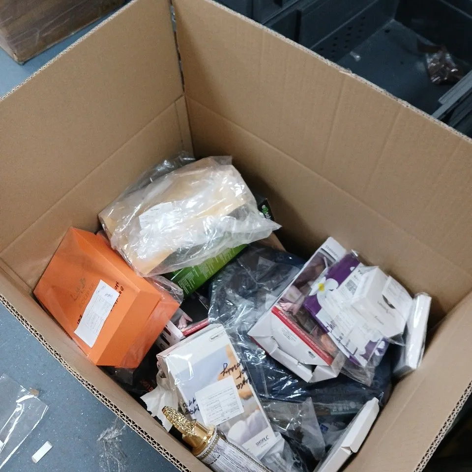 OXYCOOL DESK FAN IN BOX + HOMEMART PORTABLE ELECTRIC SCRUBBER – BOXED MIXED HOME GADGETS (WHOLESALE LOT) BOX OF APPROXIMATELY 20 SPARES AND REPAIRS DAMAGED ITEMS.