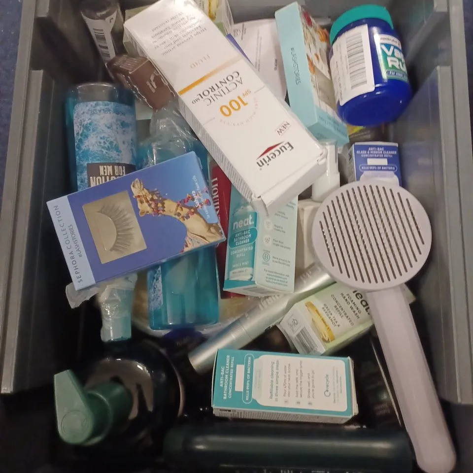 LOT OF APPROXIMATELY 20 COSMETICS ITEMS TO INCLUDE HAND WASH , SURFACE CLEANER , WAX , ETC  