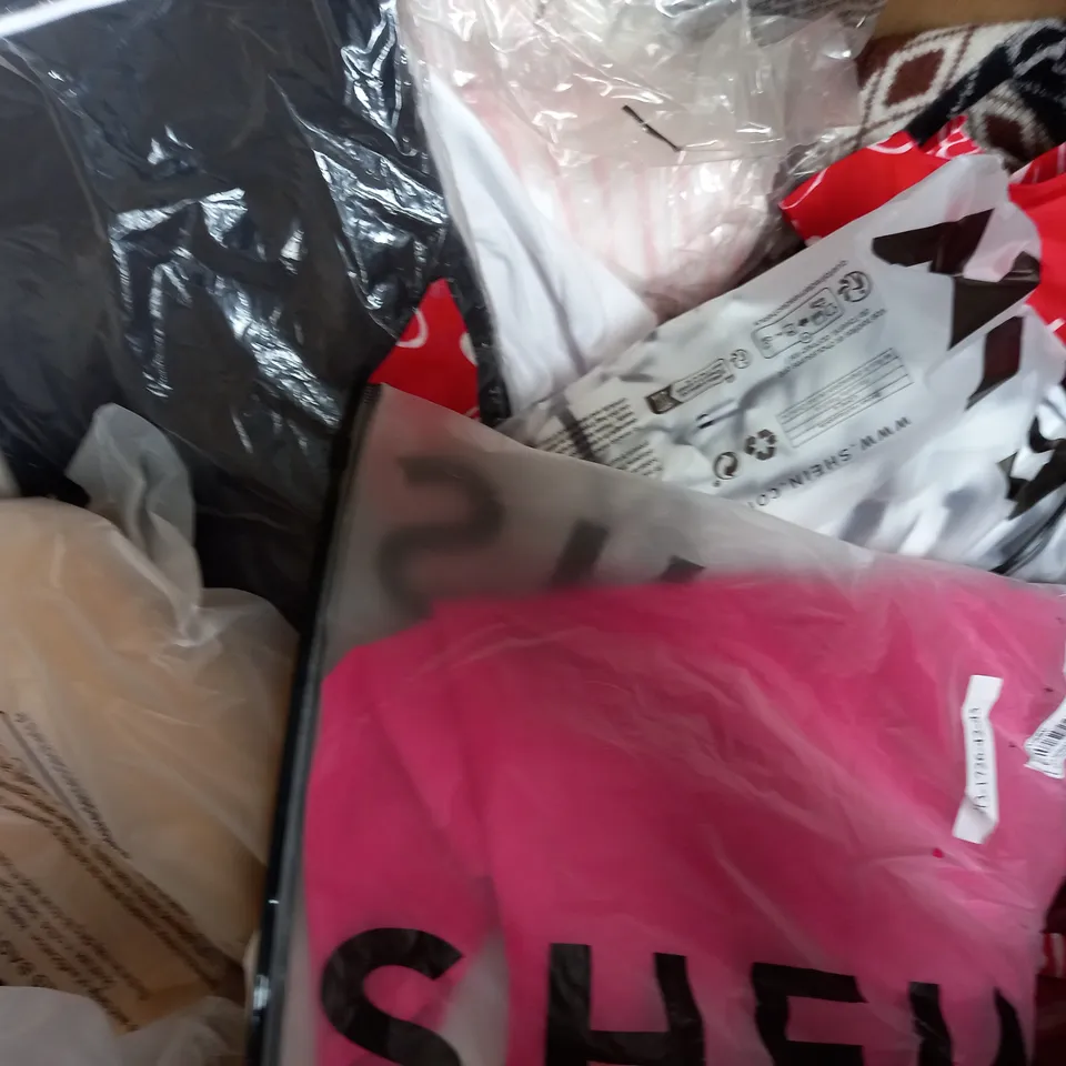 BOX OF APPROXIMATELY 20 ASSORTED CLOTHING AND FASHION ITEMS IN VARIOUS COLOURS, STYLES, AND SIZES TO INCLUDE H&M, SHEIN, ETC - COLLECTION ONLY