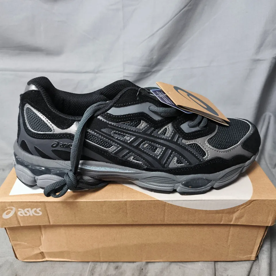 BOXED PAIR OF ASICS GEL NYC TRAINERS IN GREY/BLACK - UK 10
