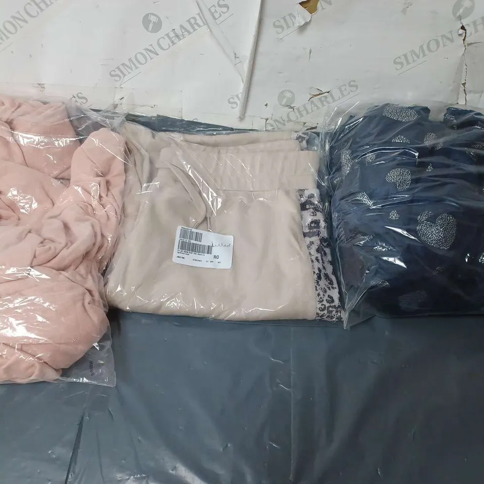 APPROXIMATELY 20 LADIES CLOTHING ITEMS IN VARIOUS COLOURS, SIZES AND STYLES