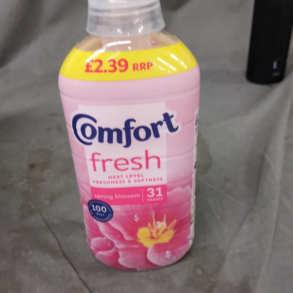 APPROXIMATELY 15 ASSORTED HOUSEHOLD LIQUIDS INCLUDING COMFORT FRESH , FLEXIBOND GLUE AND HG MOULD SPRAY 