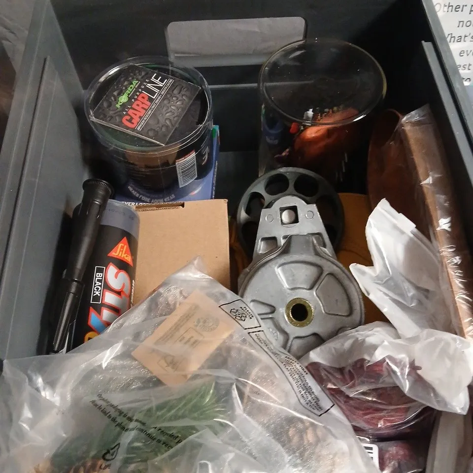 APPROXIMATELY 20 ASSORTED HOUSEHOLD ITEMS TO INCLUDE AFFIRMATION PLAQUE, WHISTLE KEY FINDER AND AN ARRONE FINGERPRINT PADLOCK