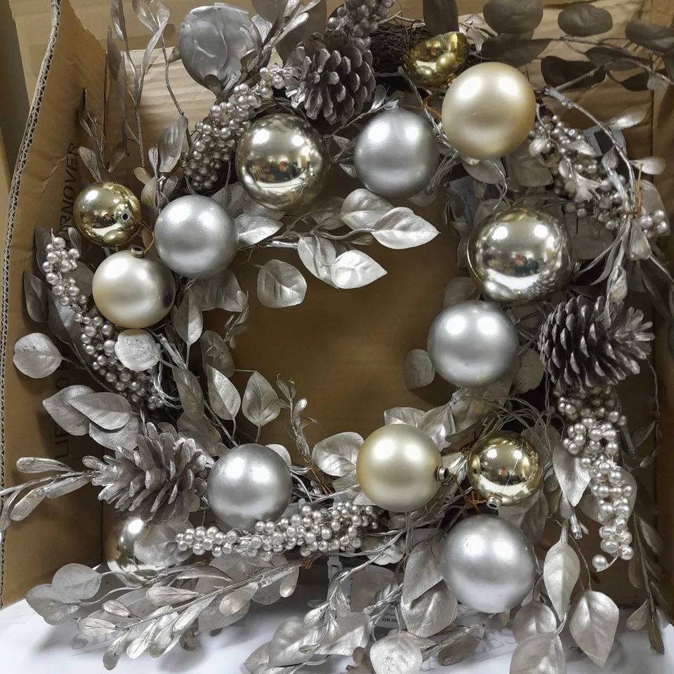 CHAMPAGNE AND GOLD PRE-LIT FESRTIVE WREATH RRP £32.99