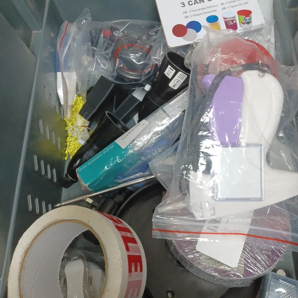 BOX OF APPROXIMATELY 20 ASSORTED HOUSEHOLD ITEMS TO INCLUDE DISHWASHER TABLETS, RECHARGEABLE LAMP AND MEMO ALBUM