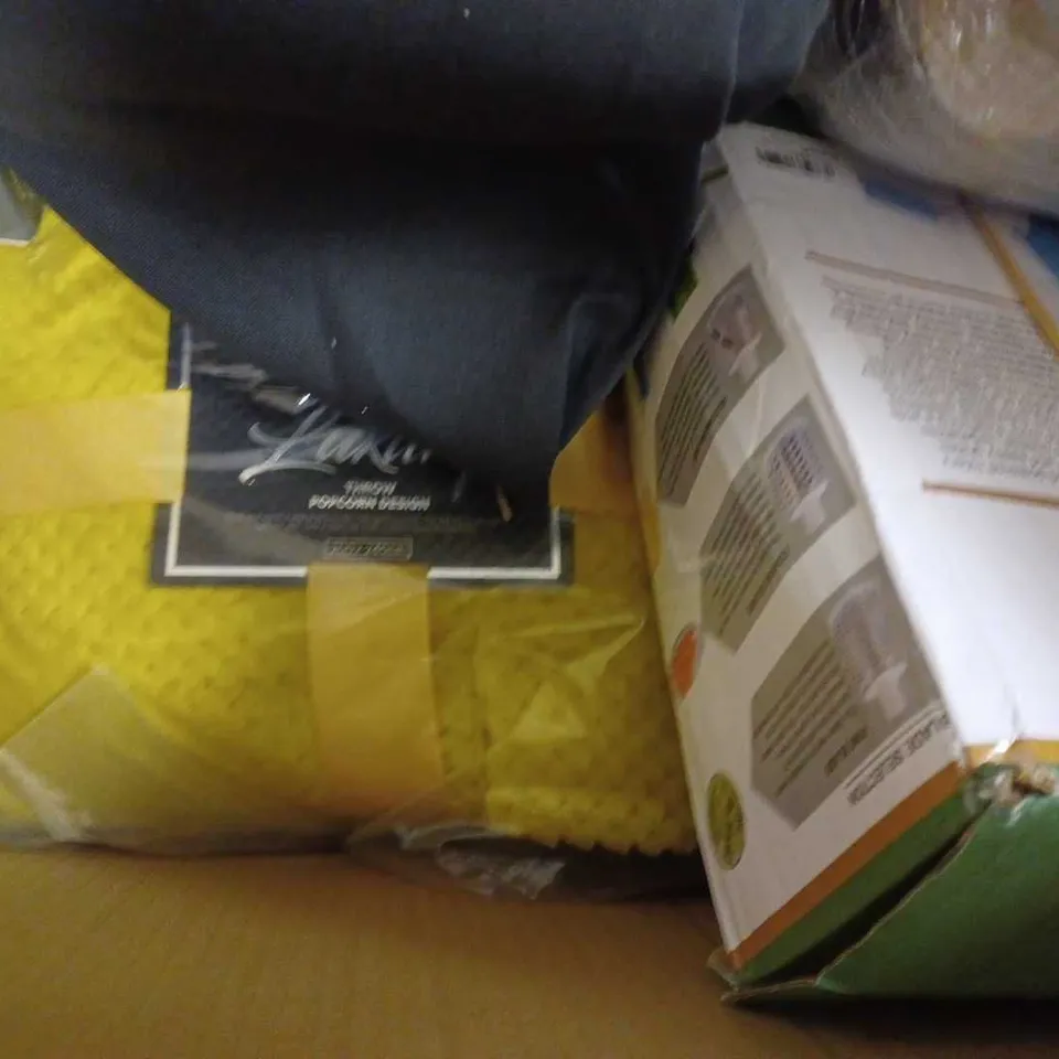 LOT OF APPROX 8 ASSORTED HOUSEHOLD ITEMS TO INCLUDE DEFENDER DOOR WEDGE ALARM, SEALAPACK RESEALABLE POUCHES, POPCORN DESIGN THROW, ETC 