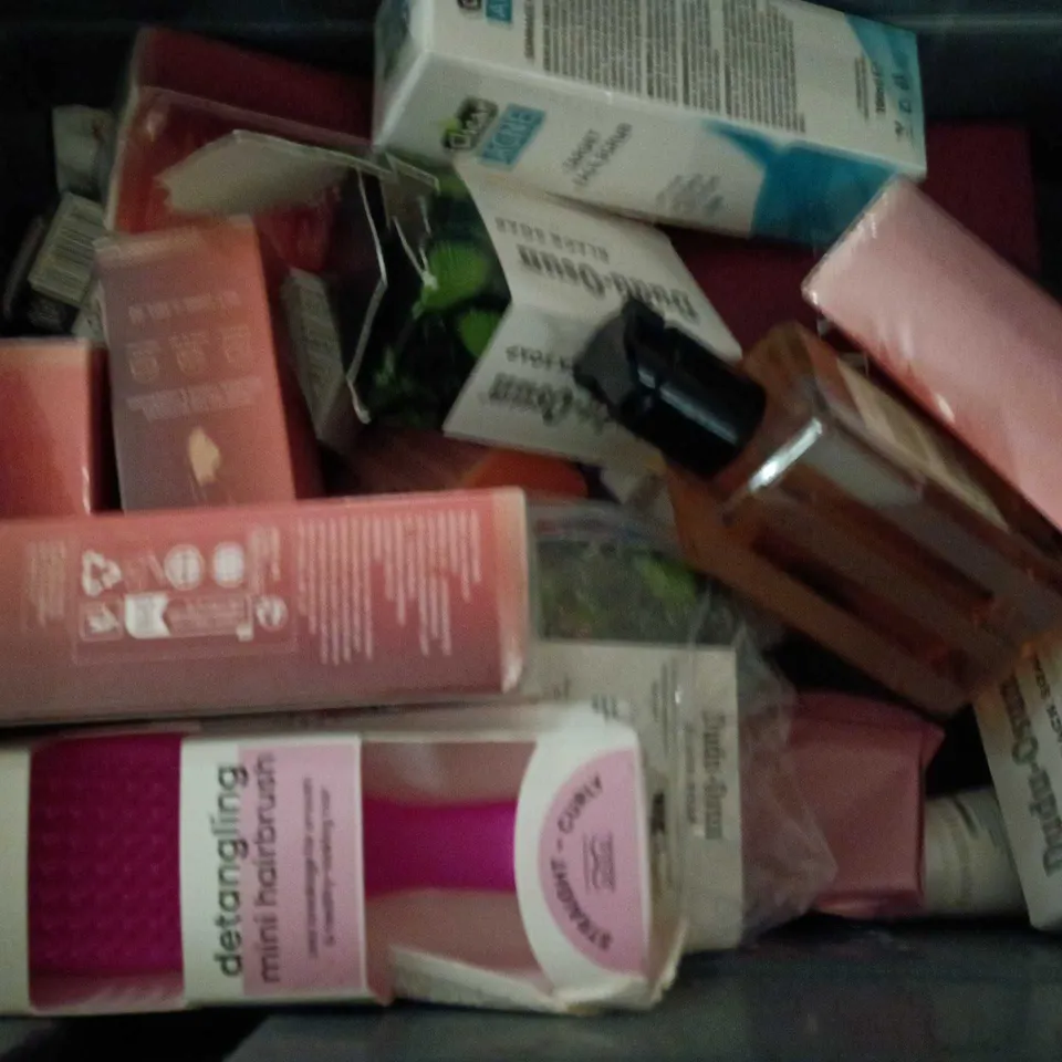 APPROXIMATEY 20 ASSORTED HEALTH AND BEAUTY PRODUCTS TO INCLUDE - AVEENO DAILY EMOLLIENT CREAM - DETOX FOOT PATCHES AND MAGIC LUXURY BODY OIL