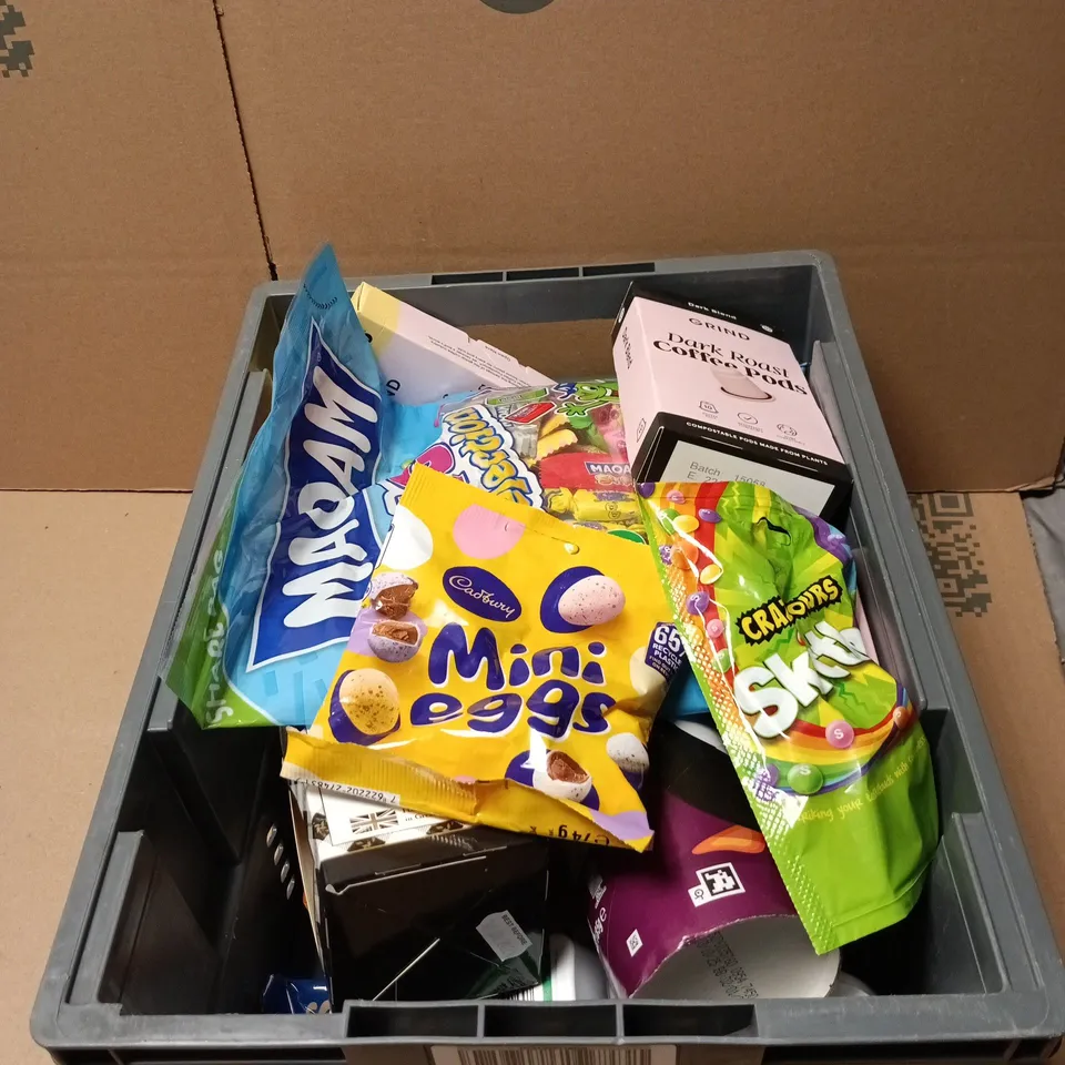 TOTE OF APPROXIMATELY 20 ASSORTED FOOD/DRINK ITEMS TO INCLUDE PRINGLES, MAOAM, MINI EGGS, SKITTLES, GRIND COFFEE PODS ETC