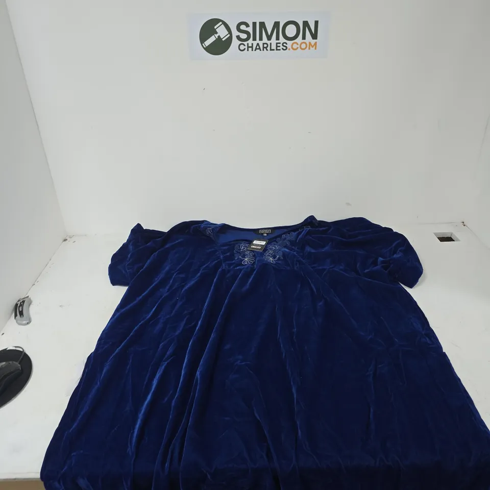 BOX OF APPROXIMATELY 25 ASSORTED CLOTHING ITEMS TO INCLUDE: TAMSY BLUE FLORAL DRESS 