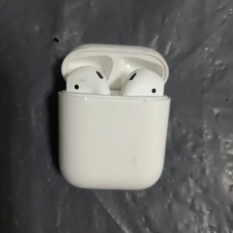 PAIR OF APPLE AIRPODS 2ND GEN IN WHITE