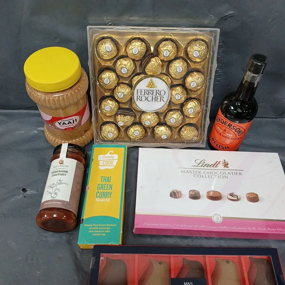 APPROXIMATELY 15 ASSORTED FOOD/DRINK PRODUCTS TO INCLUDE FERRERO ROCHER, YORKSHIRE CHUTNEY, LINDT CHOCOLATE ETC 