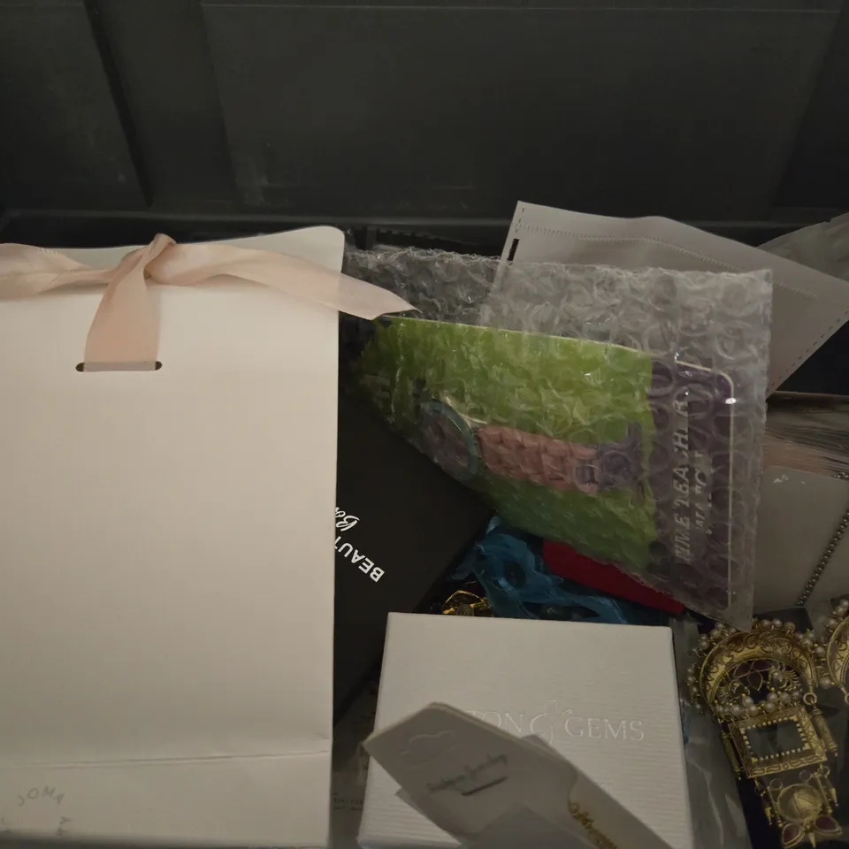 APPROXIMATELY 15 ASSORTED JEWELLERY ITEMS TO INCLUDE - NECKLACE ,BRACELET , WATCHES ETC