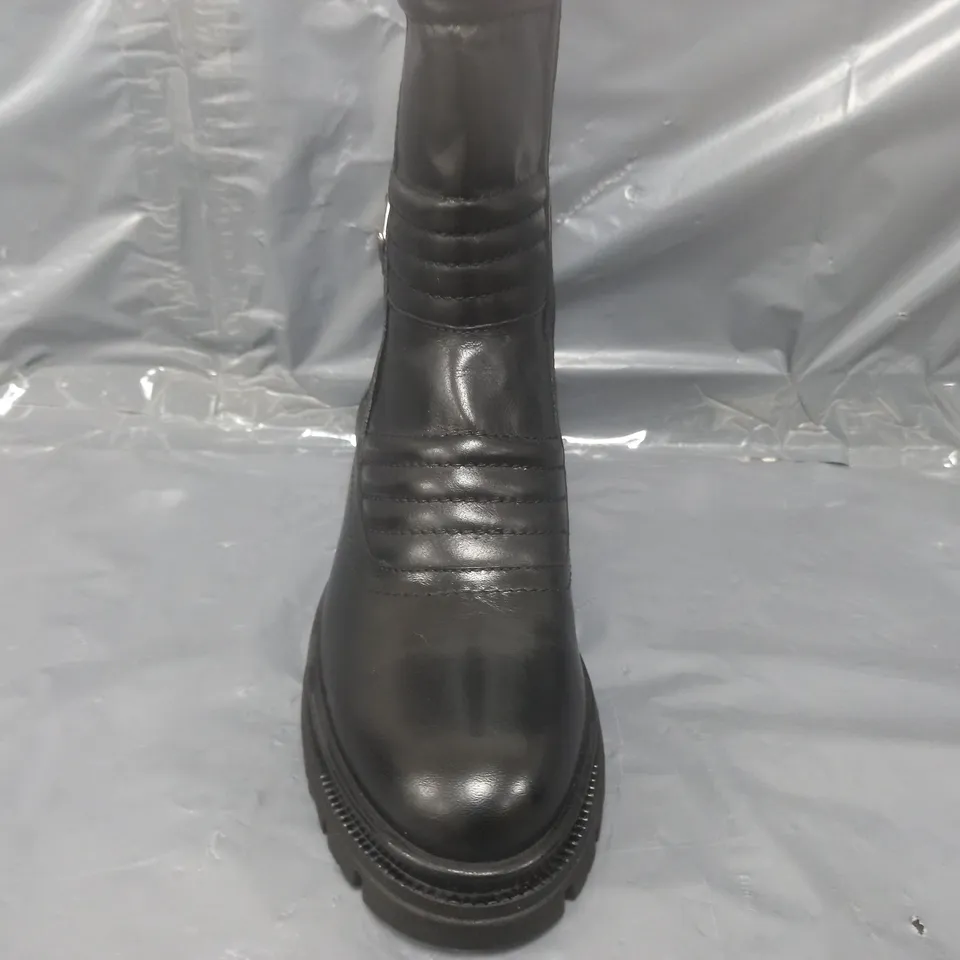 BOXED PAIR OF MODA IN PELLE CHUNKY BOOTS IN BLACK SIZE 6